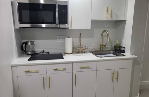 Transcona House | Haven Serene - Modern, convenient, quiet, private 1 bedroom basement suite