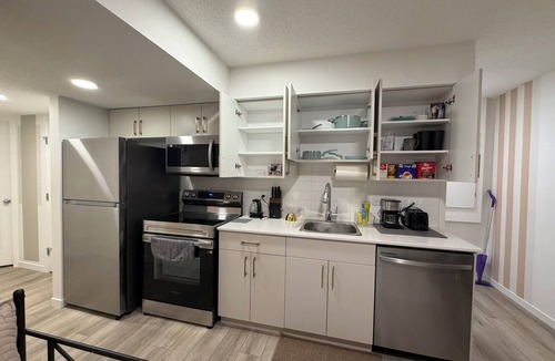 Southwest Edmonton House | Haverim’s Cozy and Neat Basement in Keswick