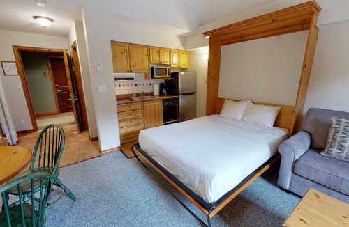 Sun Peaks Hotel | Hearthstone Lodge #221