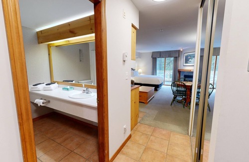 Sun Peaks Hotel | Hearthstone Lodge #325