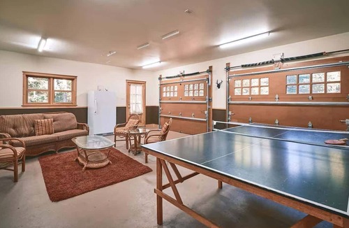 Fiddler Lake Resort Ski Chalet | Heated Pool & Sauna Log Home with Lake Access