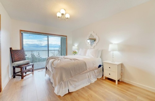 Sooke House | Heaven Above the San Juan Islands Private Cliffside Estate