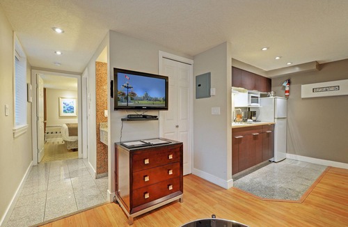 James Bay Hotel | Helms Inn