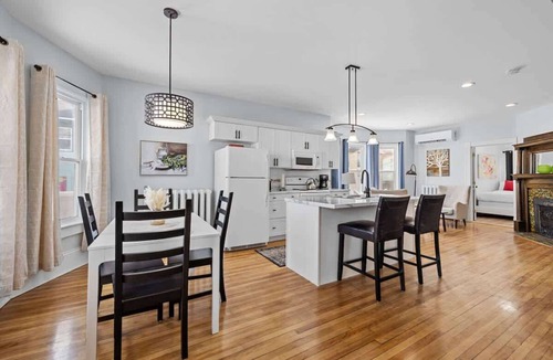 Queens Square Apartment | Heritage Harbour 2 Bed 2 Bath Close to Waterfront