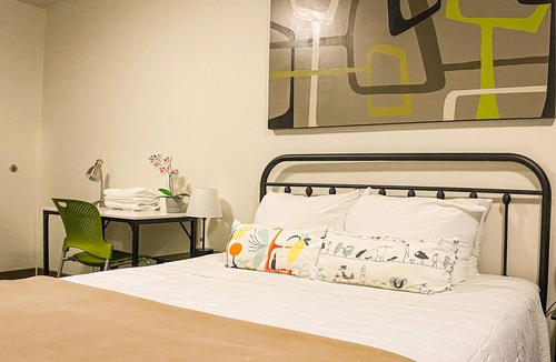East Village Hostel | HI Calgary City Centre - Hostel