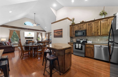 Hollister Cabin | Hickory Hideaway - Communal Pool Access