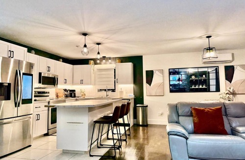 Moncton House | High-end haven where Serenity meets Style and Fun| 5mins to airport| 5 car slots