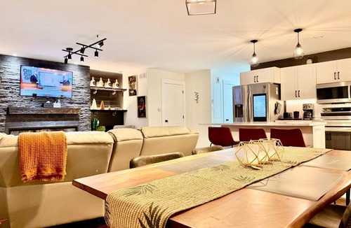 Moncton House | High-end haven where Serenity meets Style and Fun| 5mins to airport| 5 car slots