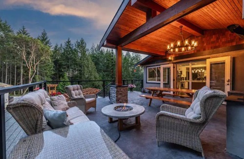 Highlands House | Highlands Oasis BC