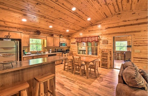 Helen Cabin | Hillside 2/2! Perfect 4 your Vacation near Helen!