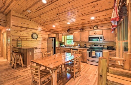 Helen Cabin | Hillside 2/2! Perfect 4 your Vacation near Helen!