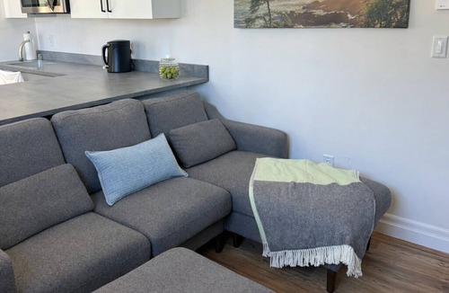 Sidney House | Hilltop Hideaway – Peaceful 2BR Suite, Near Beach Access and Mt. Baker Sunrises