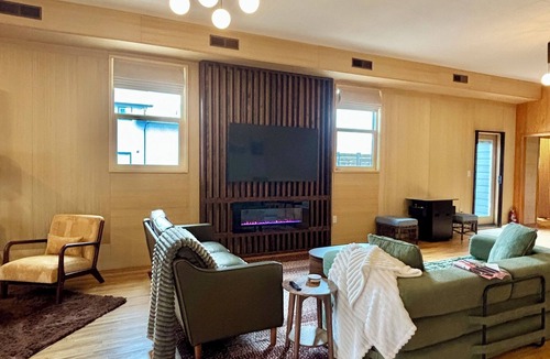 Lundbreck House | Historic Hall Retreat | 3BR Mountain Getaway