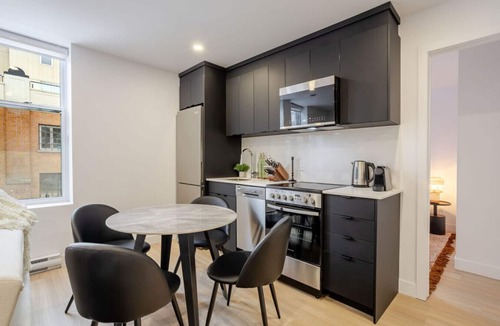 Shaughnessy Village Apartment | Historic Hideaway – Bright Apartment in Old Montreal
