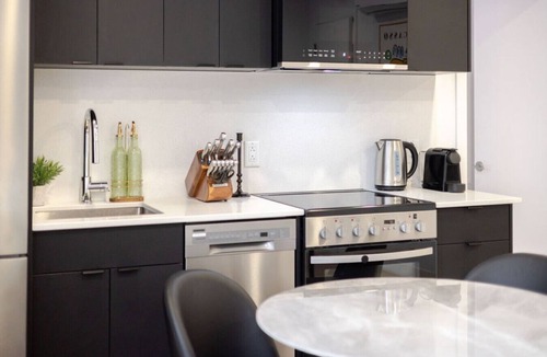 Shaughnessy Village Apartment | Historic Hideaway – Bright Apartment in Old Montreal