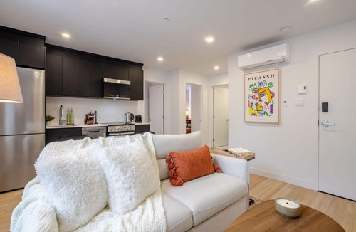 Shaughnessy Village Apartment | Historic Hideaway – Bright Apartment in Old Montreal