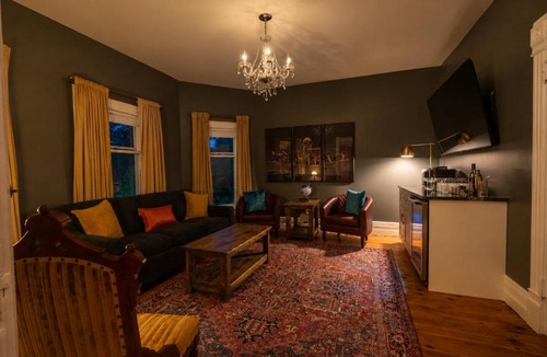 Kingsville House | Historic Luxury Retreat in Downtown Kingsville