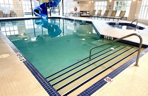 Airdrie Hotel | Holiday Inn Express Airdrie by IHG
