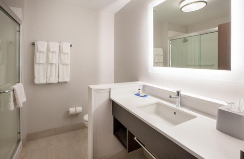 Saint Thomas Hotel | Holiday Inn Express & Suites St Thomas