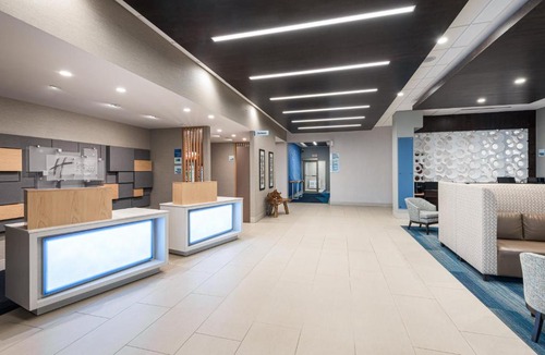 Milton Hotel | Holiday Inn Express Hotel & Suites Milton by IHG