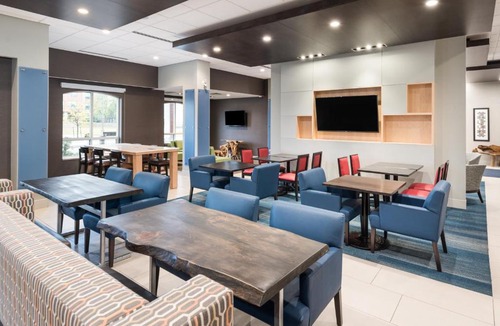 Milton Hotel | Holiday Inn Express Hotel & Suites Milton by IHG
