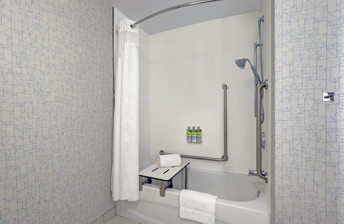 Kingston Hotel | Holiday Inn Express - Kingston West by IHG