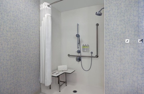 Kingston Hotel | Holiday Inn Express - Kingston West by IHG