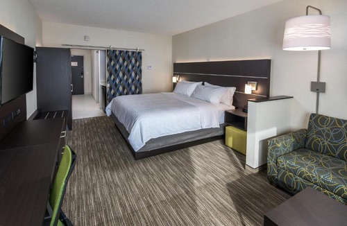 Saskatoon Hotel | Holiday Inn Express & Suites - Saskatoon East - University by IHG