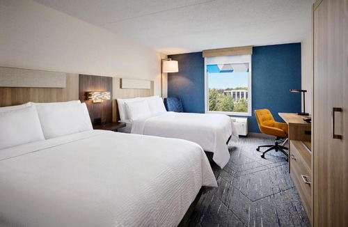 Rosemount Hotel | Holiday Inn Express & Suites Kitchener Southeast by IHG