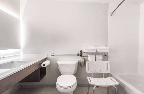 Regina Hotel | Holiday Inn Express & Suites Regina-South by IHG