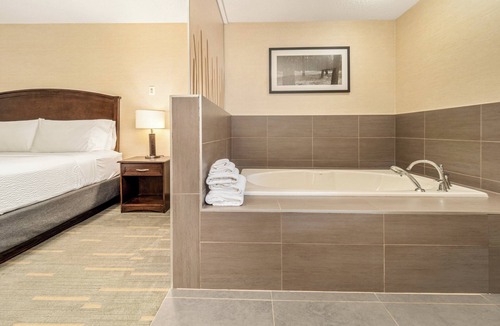 South Lethbridge Hotel | Holiday Inn Lethbridge by IHG