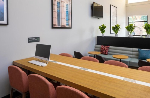 Victoria Hotel | Holiday Inn Victoria - Elk Lake by IHG