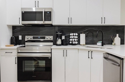 Southwest Edmonton House | Home in Keswick ,2Beds-1 Bath Basement Suit