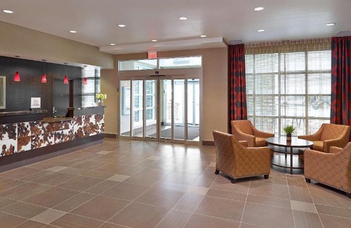 Calgary Hotel | Homewood Suites Calgary Airport