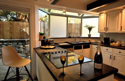 Upper Lonsdale House | Hot-Tub & Cold Plunge-Ocean & Mtn View Bright 2-BR