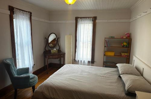 Barnston-Ouest Ski Chalet | House & loft, pool table, ping-pong, fireplace, AC