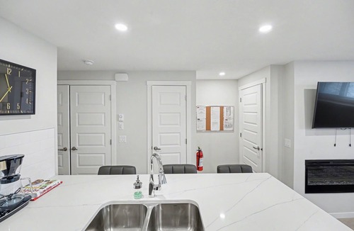 Southeast Calgary Condo | https:/listings.airunlimitedcorp.com/sites/qnnbzbv/unbranded