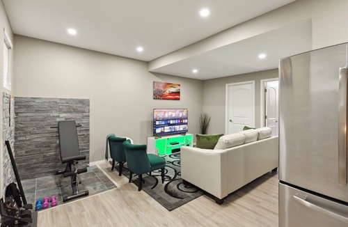 Chestermere House | Huge Luxe 3 Kings beds+Chestermere Lakeview + Hammock +Firepit