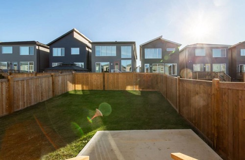 Southeast Edmonton House | Huge Modern Home | Sleeps 12 | Near Airport | Yard