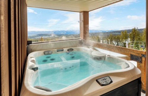 Big White Ski Resort Ski Chalet | Hummingbird Home | Best Ski In/Ski Out Available!