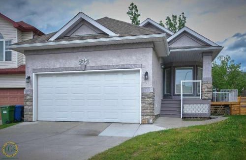 Arbour Lake Apartment | Il Veneto:3BR,2BA,C-Air,IRSauna,BBQ,Sleeps 8,Cozy