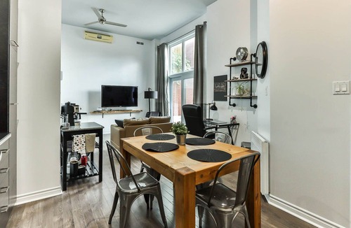 Gatineau Apartment | Industrial studio *12 foot ceiling*