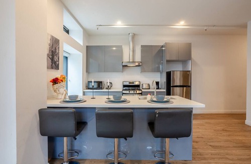 Downtown Montreal Apartment | Inner-City Apartment –Prime Bishop St Location