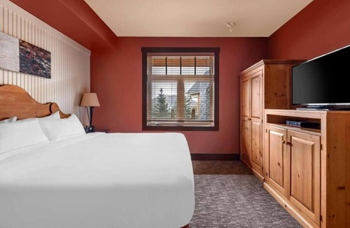The Blue Mountains Hotel | Inviting 1BR Retreat with Balcony, Kitchenette & Comfort Amenities
