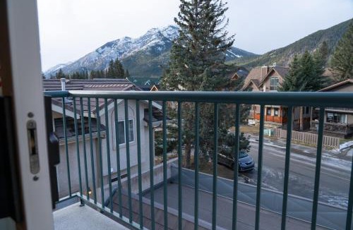 Banff Hotel | Irwin's Mountain Inn