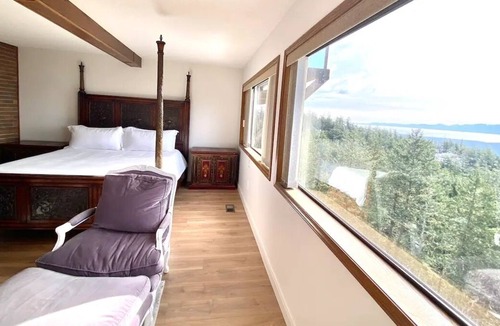 Juan de Fuca Electoral Area House | Island Villa with breathtaking Views