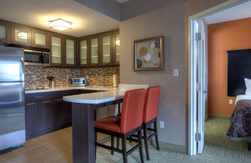 Central Hamilton Apartment | Jetted Tub Suite | Pool Access | Free Breakfast