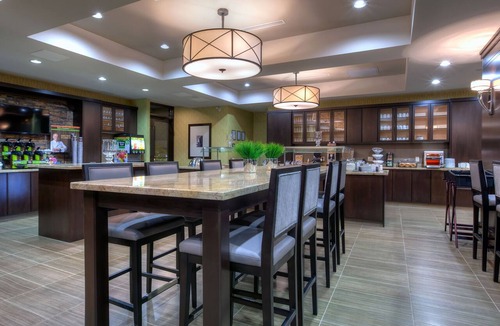 Central Hamilton Apartment | Jetted Tub Suite | Pool Access | Free Breakfast