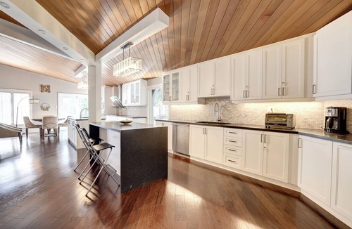 Sheridan House | Joyful Mansion with Charm Indoor