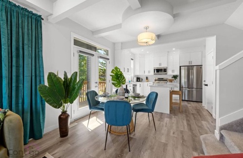 Jasper Place House | Jungle House | AirCon | Sleeps 8 | Near WEM & DT!